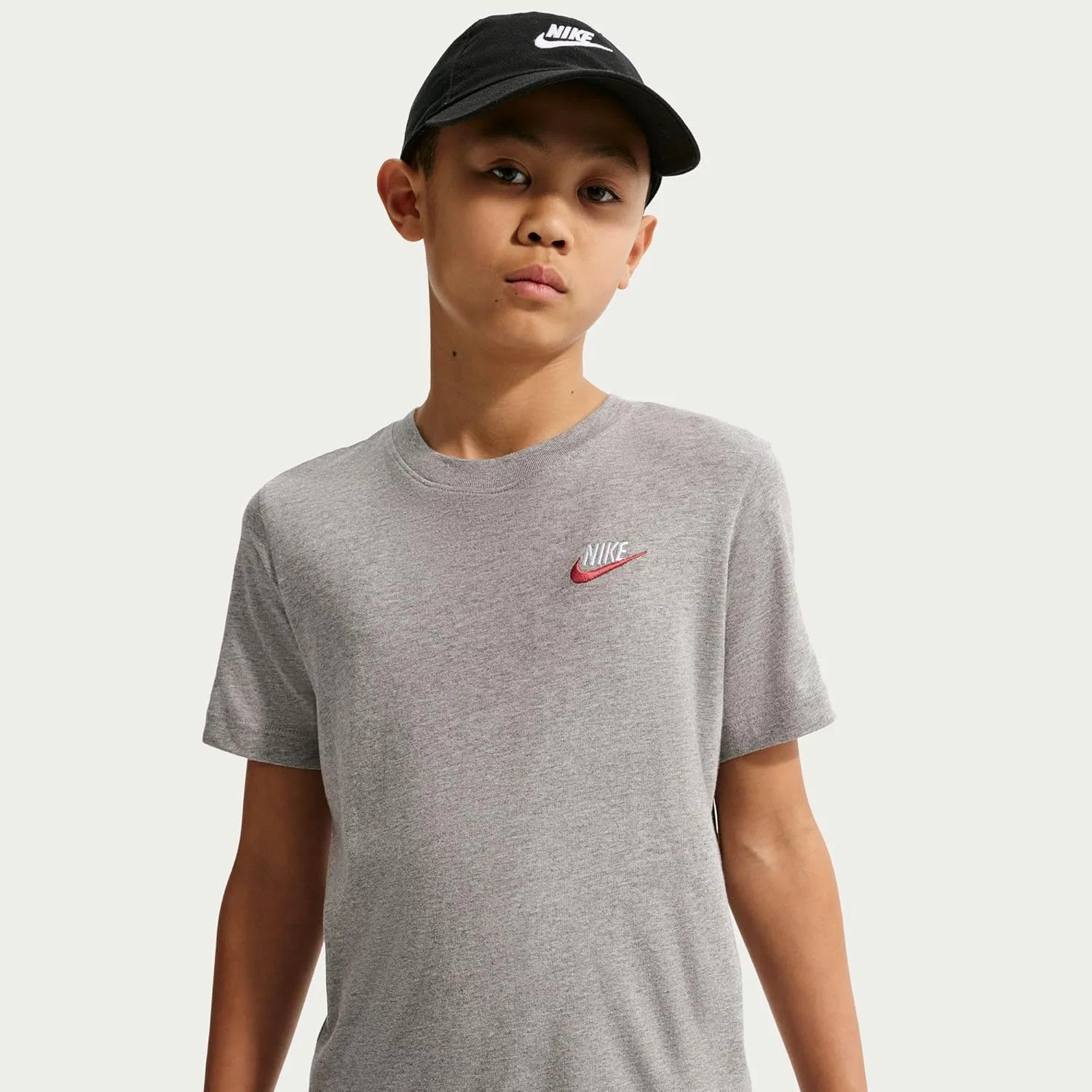 Футболка Nike Sportswear Club, темно-серый меланж/белый/университетский красный — фото 3