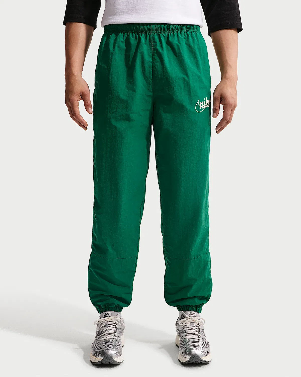 Мужские легкие штаны Nike Sportswear Club, Malachite/Black/Sail — фото 2