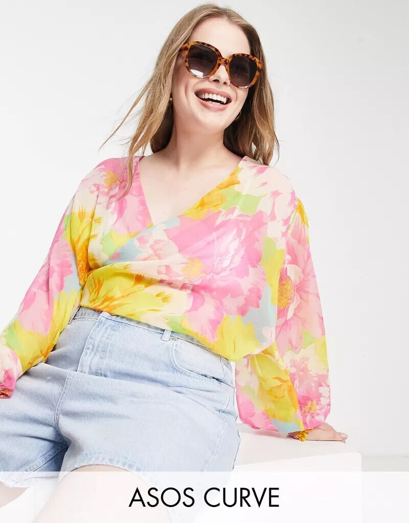 

Топ с глубоким вырезом ASOS Curve с ярким цветочным принтом