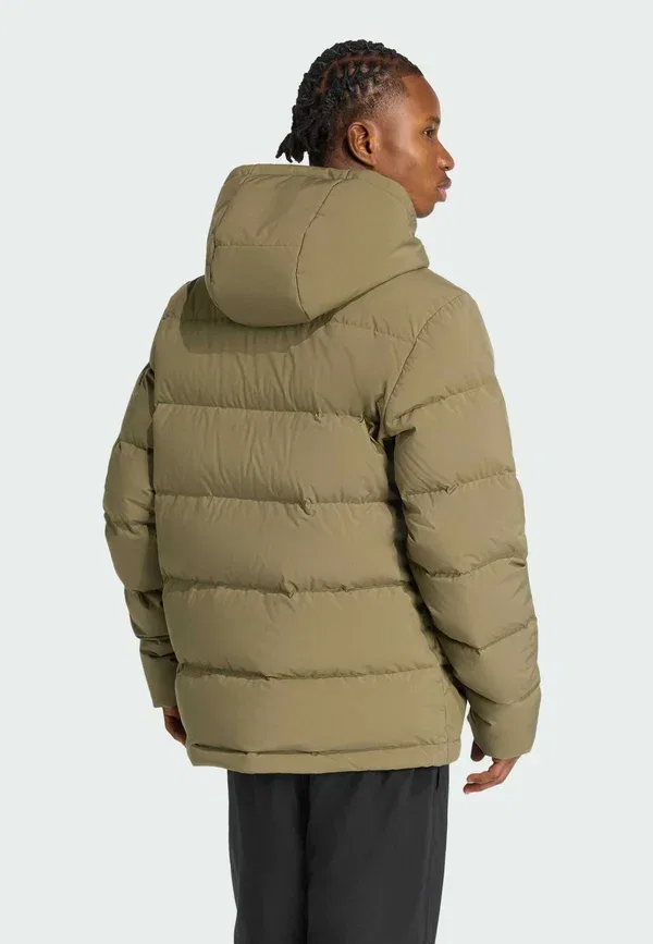 Пуховик Adidas Sportswear, оливковый страта — фото 2
