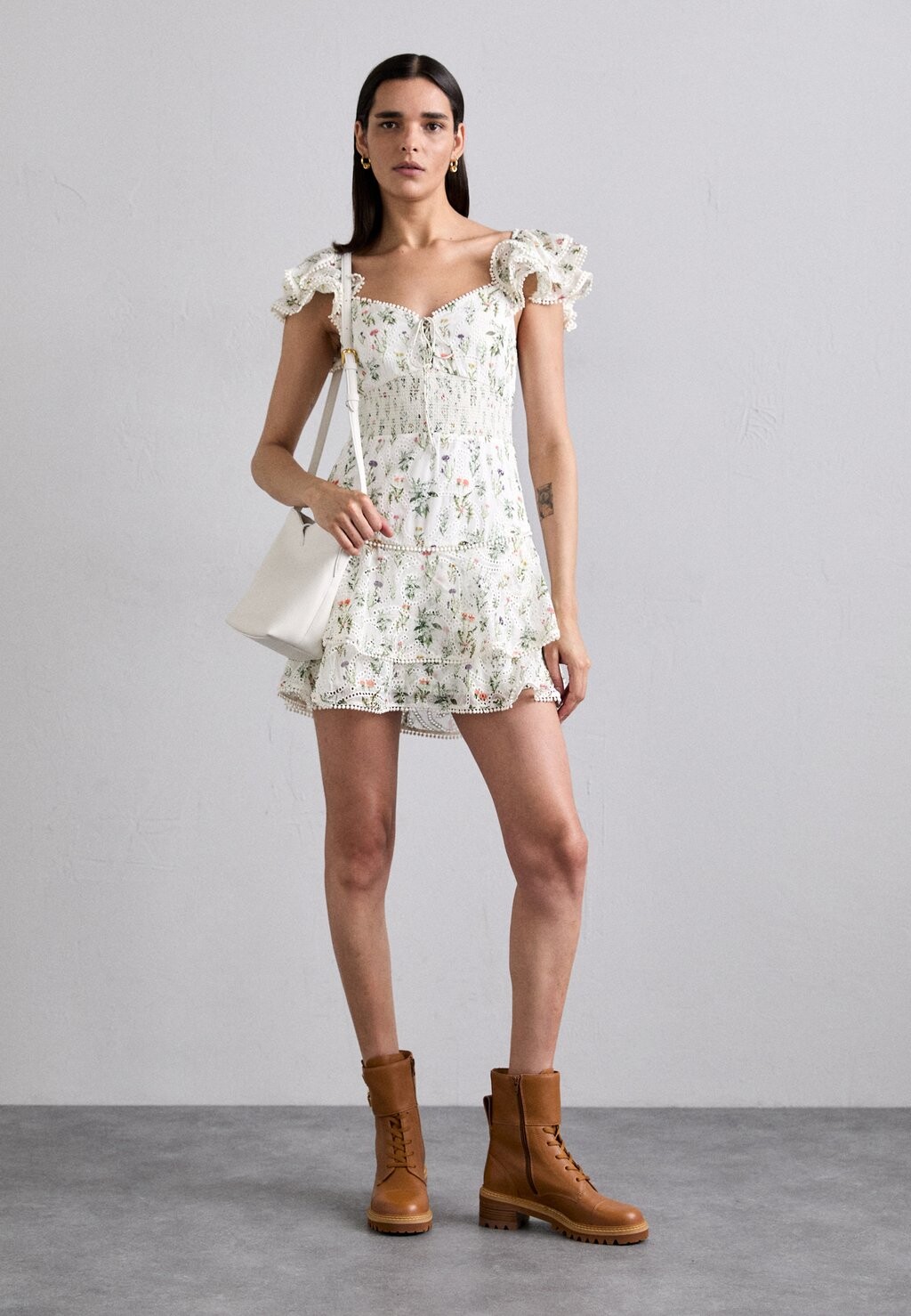 

Повседневное платье HARTFORD Alice + Olivia, кремовый
