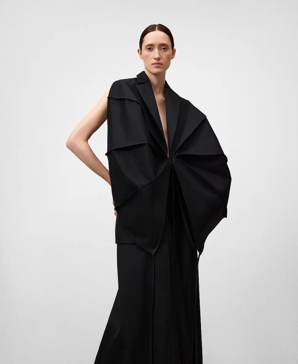 

Женский жилет в стиле смокинга с откидным воротником Adolfo Dominguez, черный