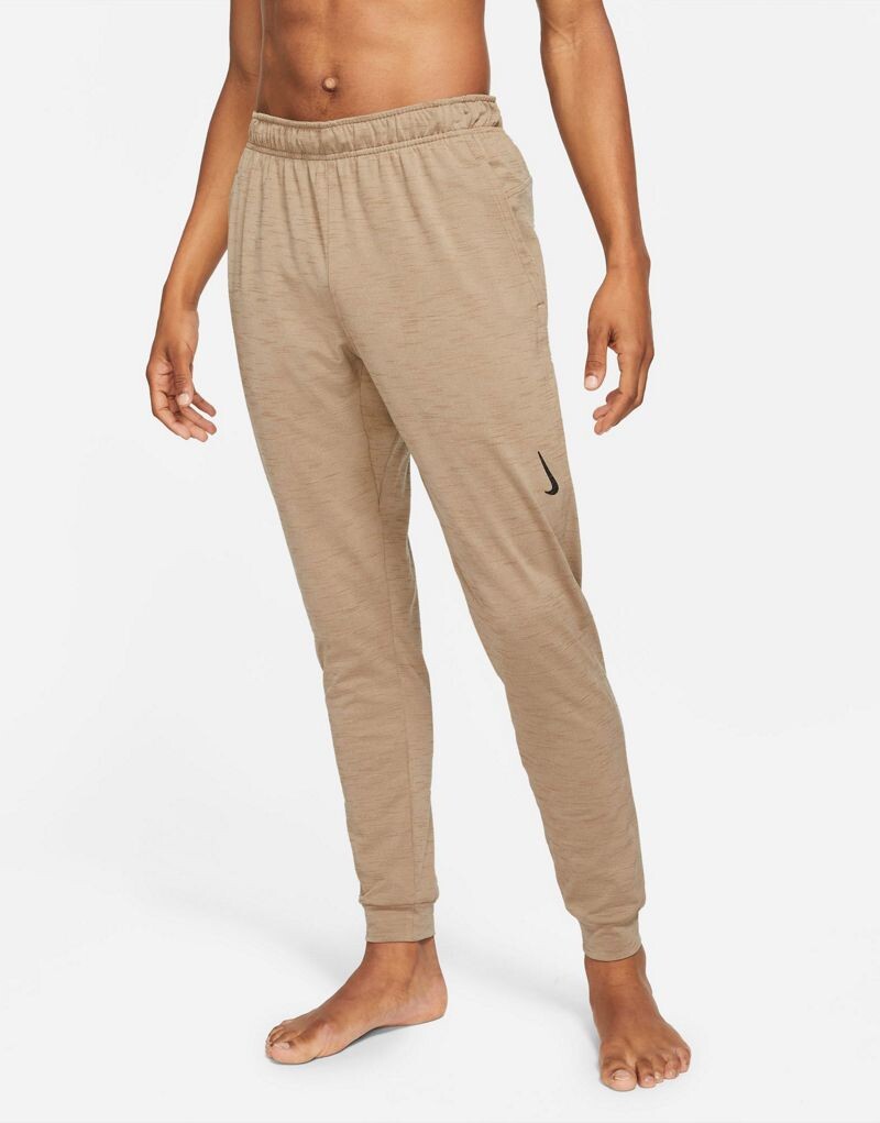 

Песочные спортивные брюки с манжетами Nike Yoga Dri-FIT — КРЕМОВЫЙ Nike