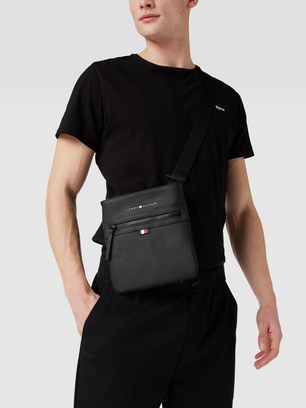 

Сумка через плечо с этикеткой Tommy Hilfiger, черный