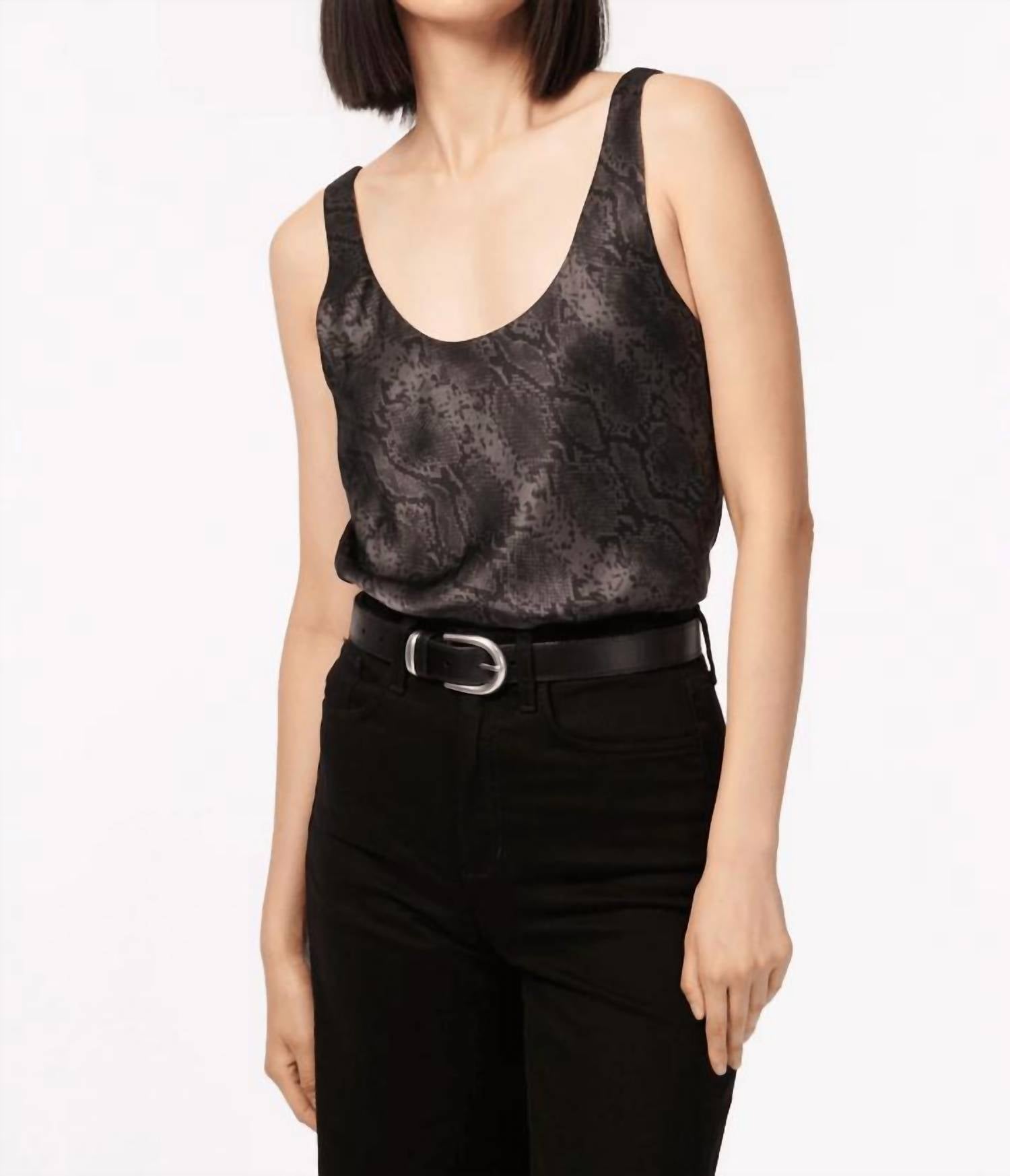 

Cami NYC Андресса Ками в образе серой змеи