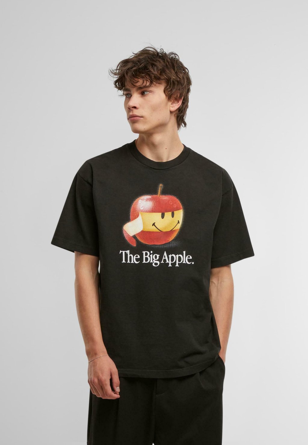 

Футболка с принтом SMILEY BIG APPLE Market, черный