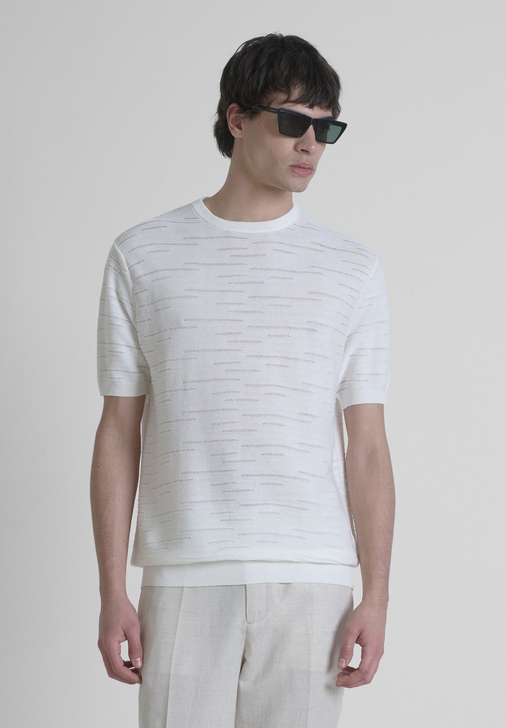 

Футболка с принтом REGULAR FIT WITH LOGOED BADGE Antony Morato, белый
