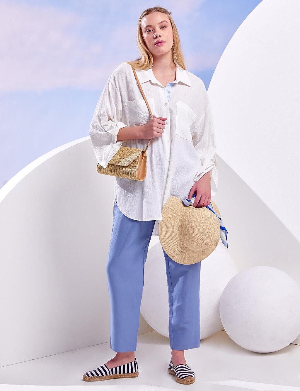 

Туника Oversize с двумя карманами, белая Kayra