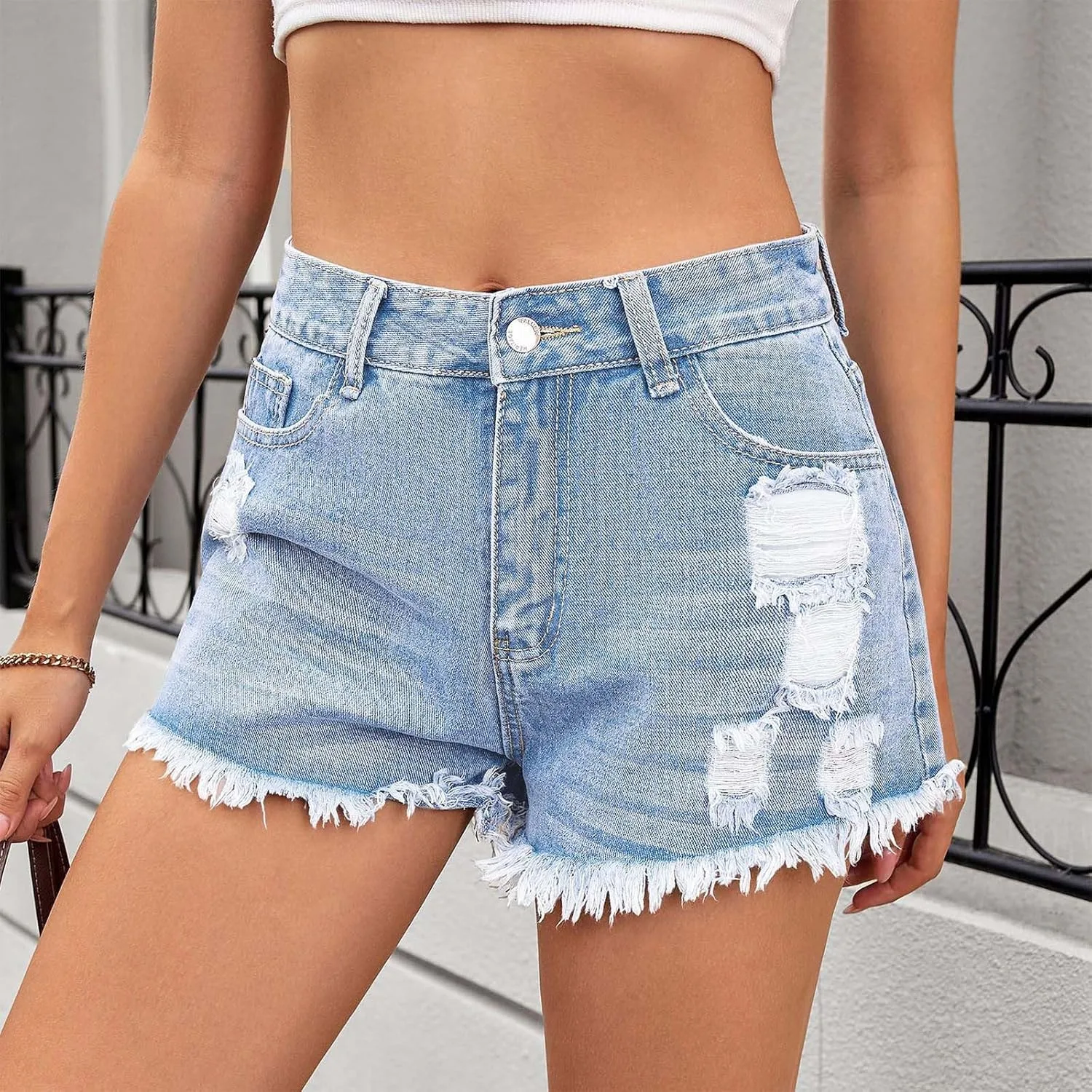 Женские джинсовые шорты High Waisted с потертостями и рваным краем — фото 3