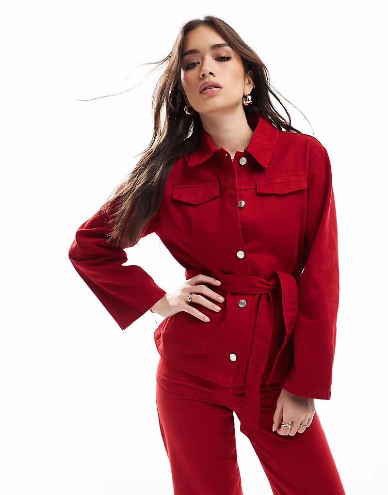 

Джинсовая куртка с завязкой на талии ASOS DESIGN красного цвета