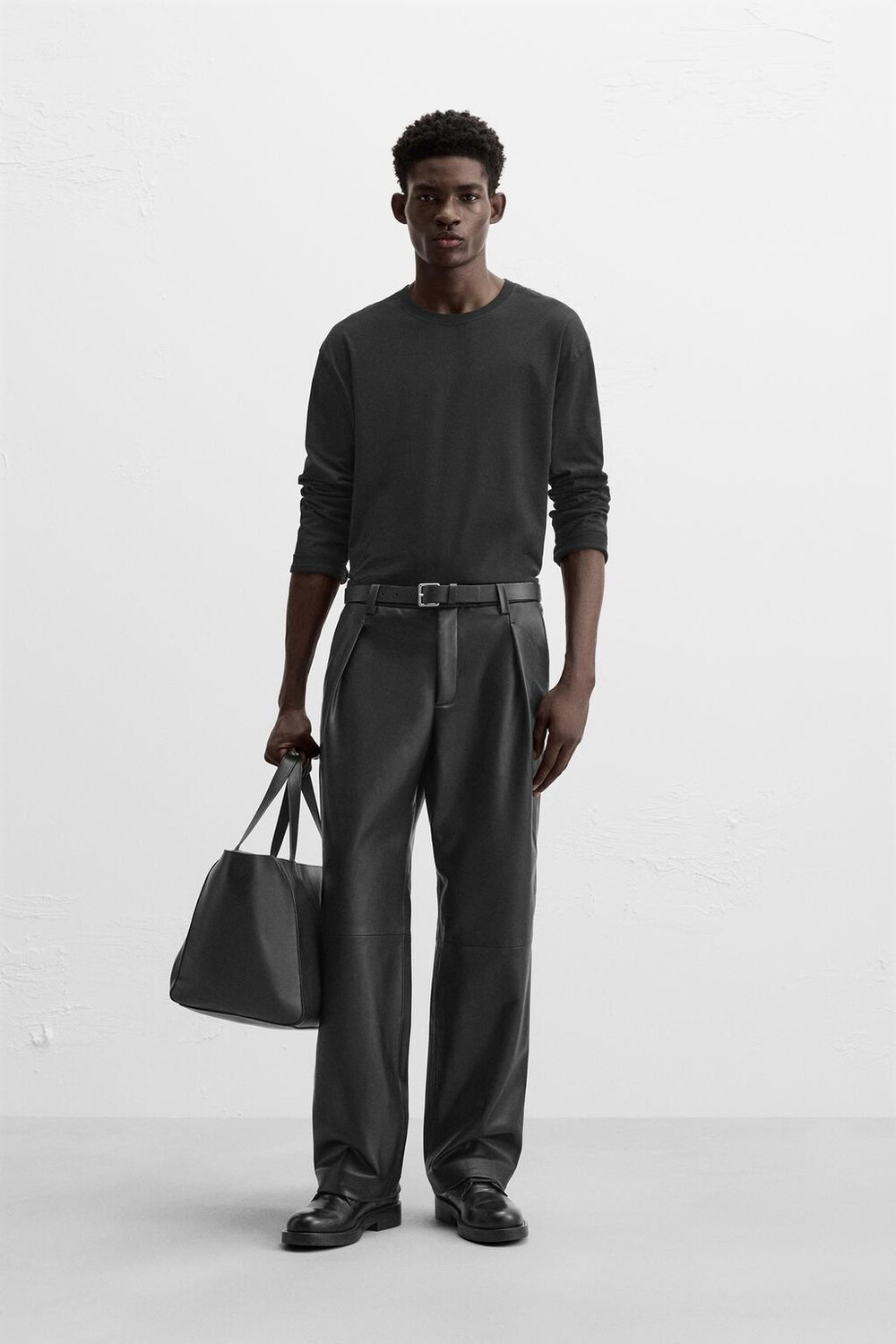 

Брюки из искусственной кожи с плиссами ZARA, черный