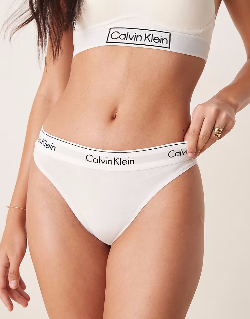 

Трусики-танга Calvin Klein Modern Cotton с высоким голенищем белого цвета