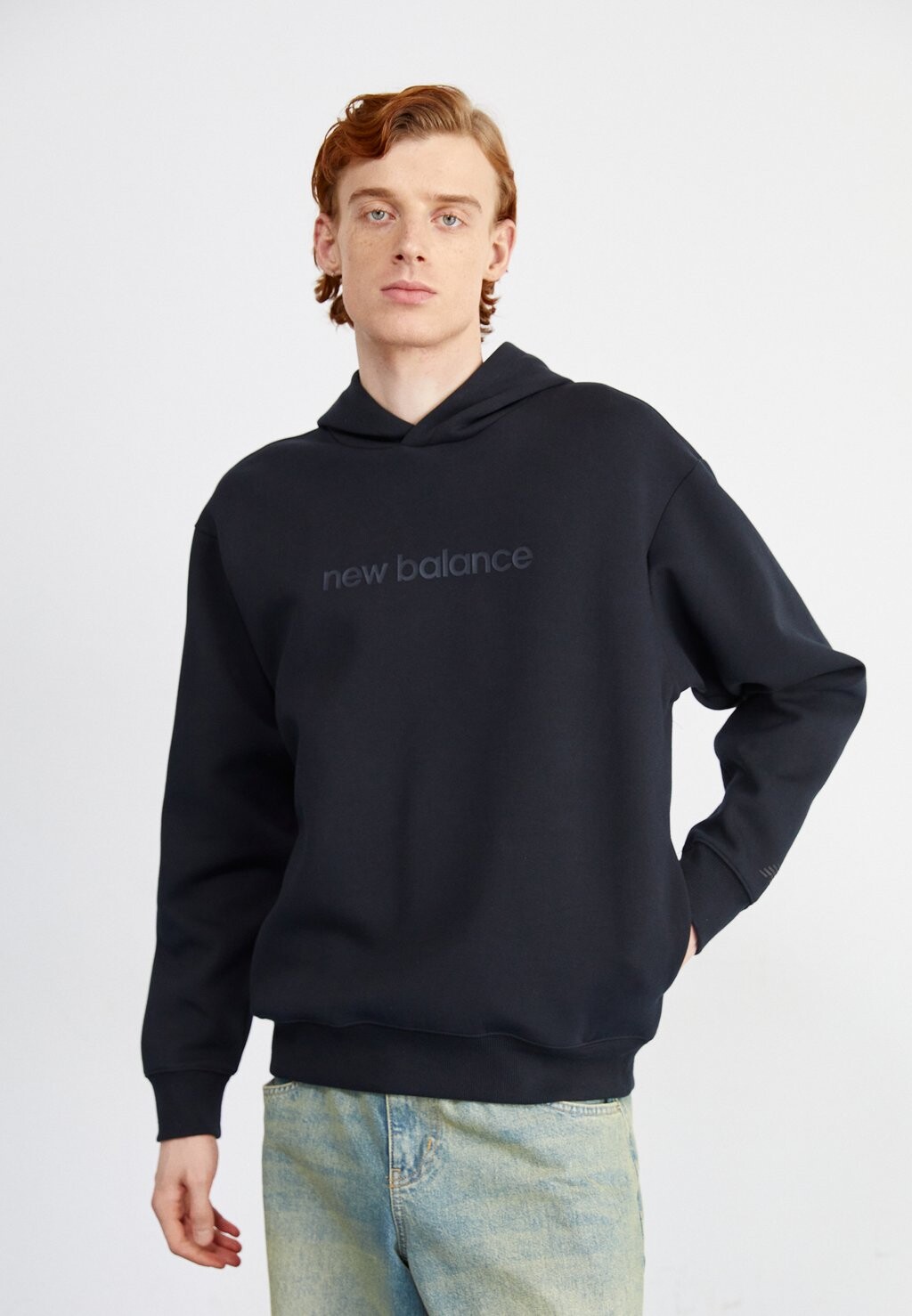 

Толстовка SHIFTED GRAPHIC HOODIE New Balance, цвет black
