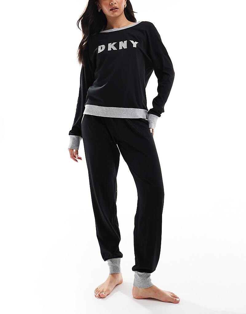 

Комплект топа DKNY Signature и пижамы Jogger черного/серого цвета