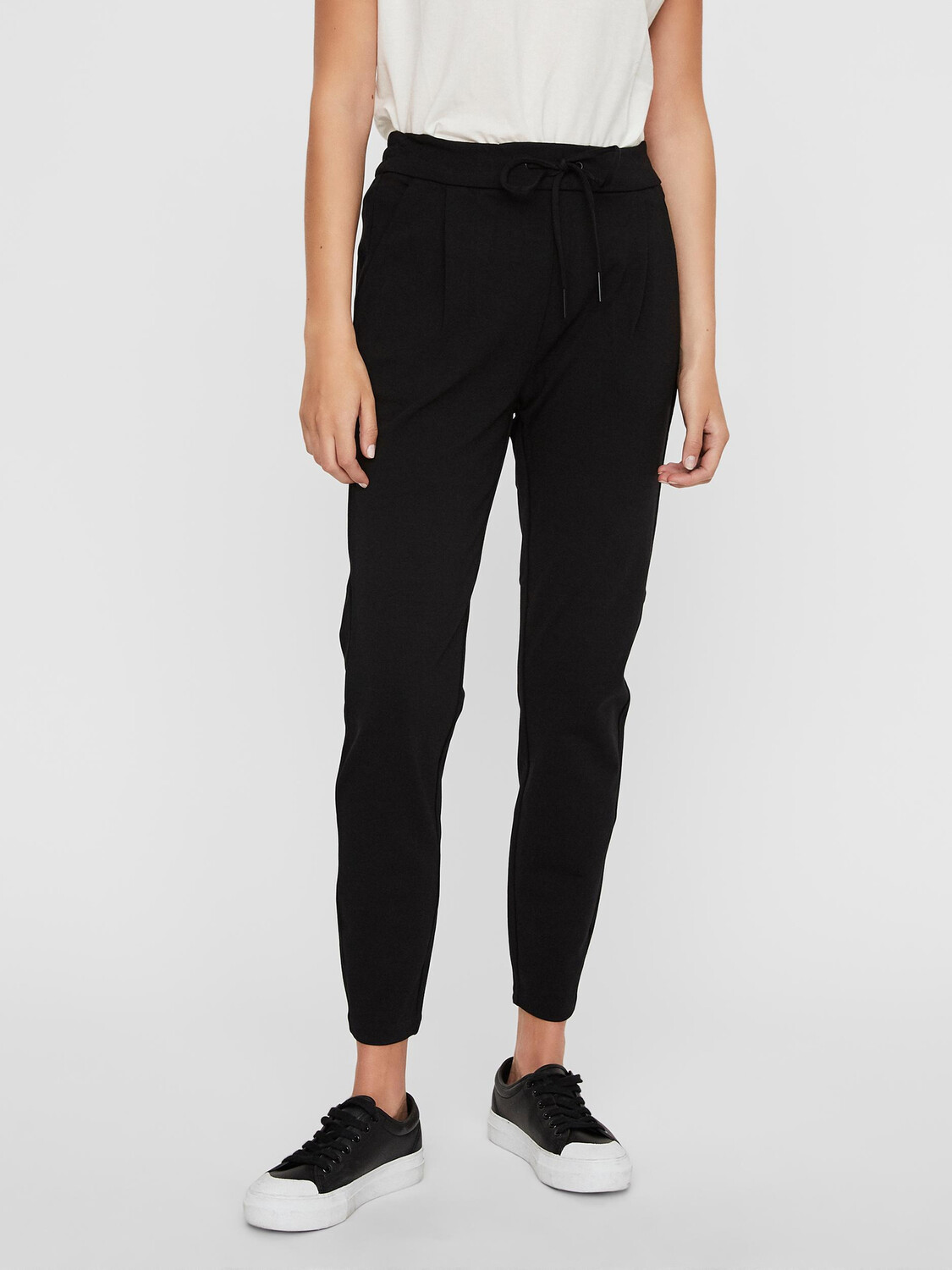 

Брюки Vero Moda Lockere Stoffhose Stretch Pants mit Kordelzug VMEVA, черный