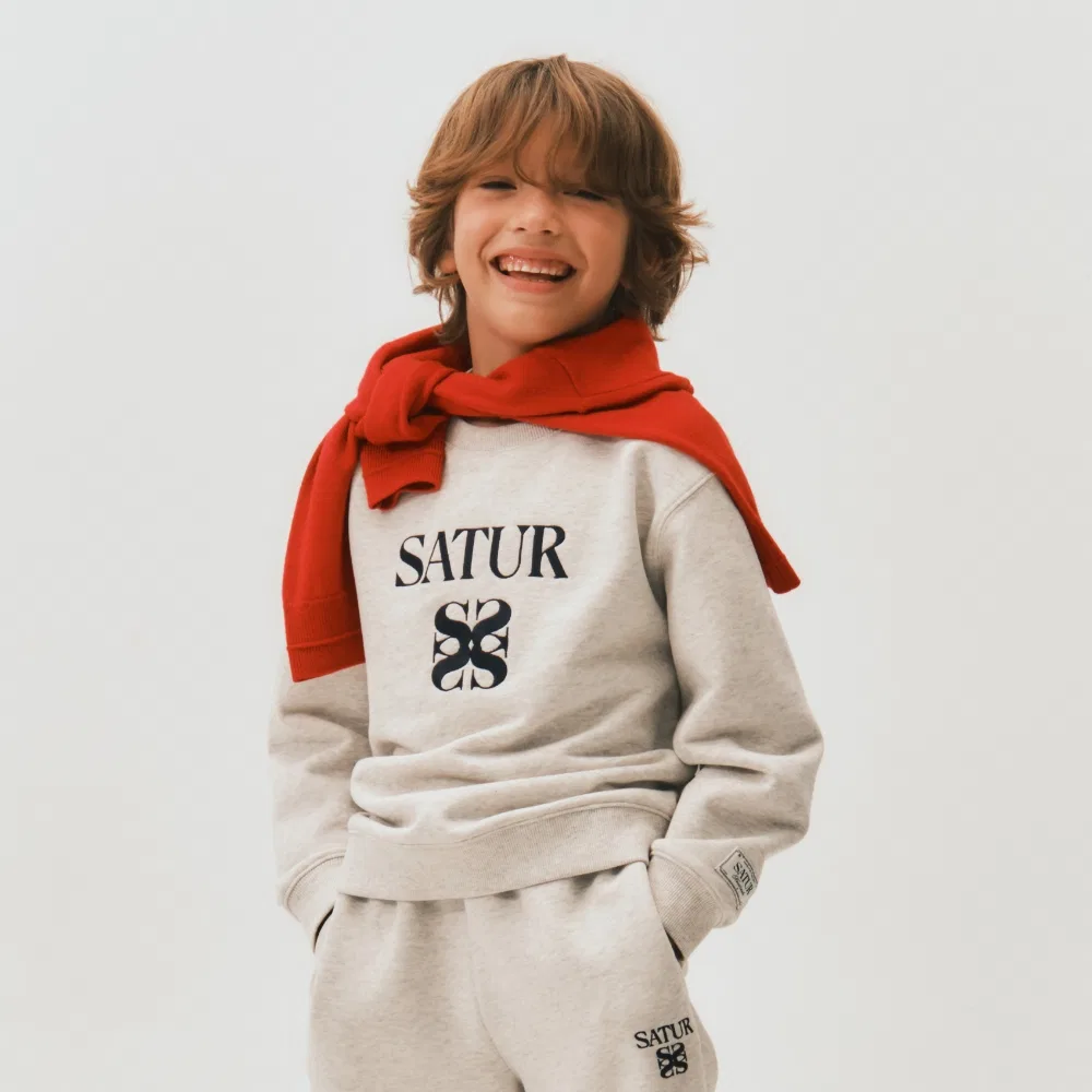 Детский классический свитшот с логотипом, меланж айвори, от Satur Kids