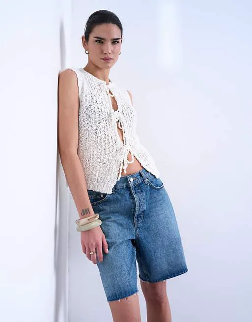 

Вязаный фактурный жилет с завязками спереди Topshop цвета слоновой кости