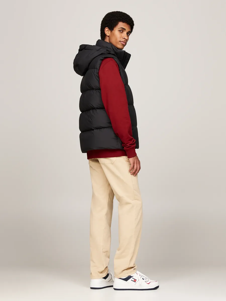 Стеганый жилет Tommy Jeans "TJM ESSENTIAL DOWN VEST EXT", съемный капюшон на кулиске, черный — фото 4