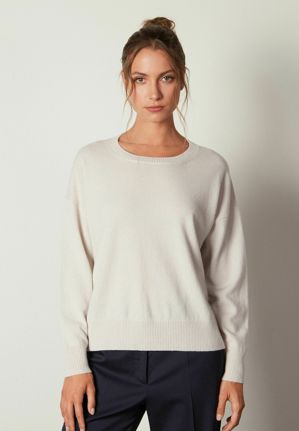 

Джемпер ULTRASOFT ROUND NECK WITH SLIT Falconeri, бежевый