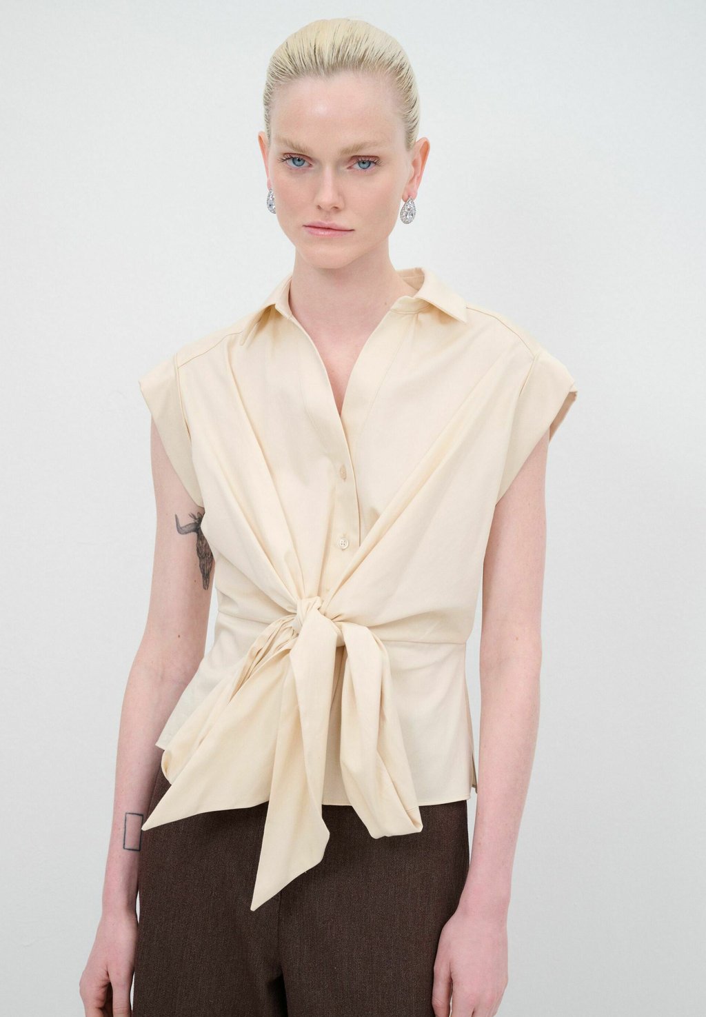 

Блузка на пуговицах V-NECK adL, бежевый