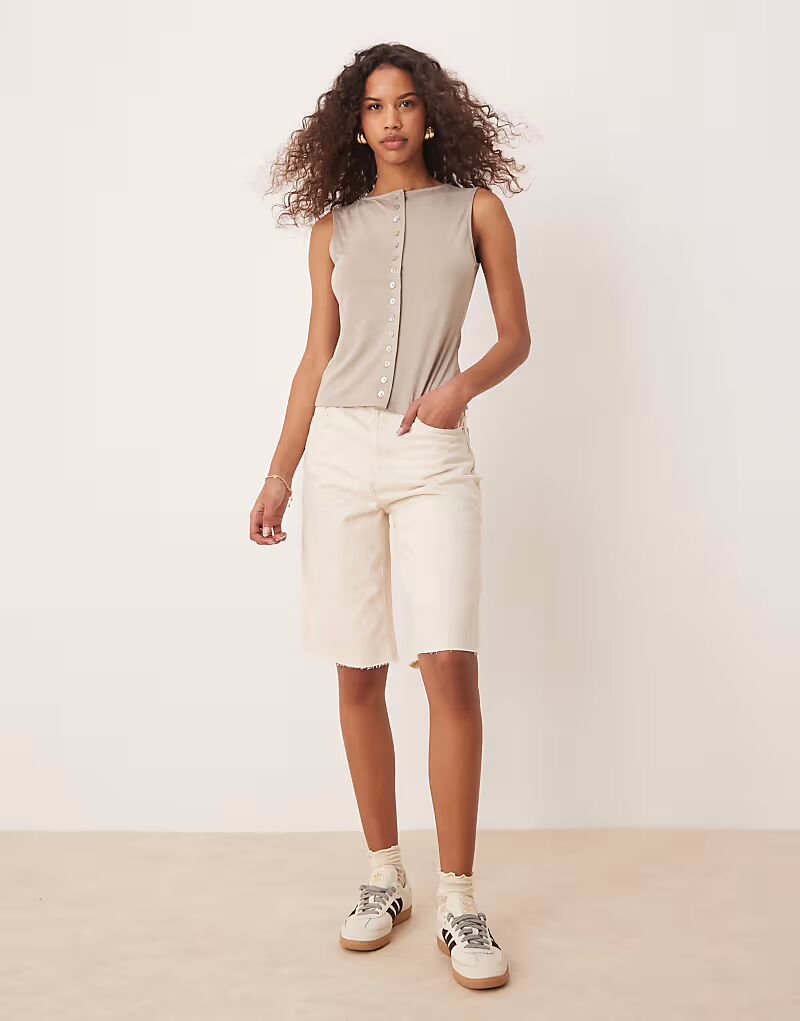 

Удлиненные джинсовые шорты Calvin Klein Jeans цвета экрю
