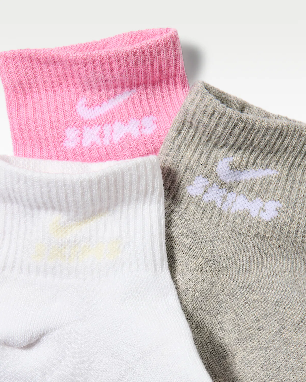 Женские носки Dri-FIT Quarter (3 пары) NikeSKIMS, Multi-Color — фото 2