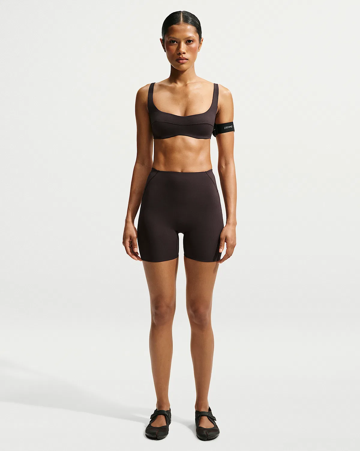 Женский микро-спорт-бра NikeSKIMS Studio Stretch, NSKM Dark Roast/NSKM Dark Roast — фото 4
