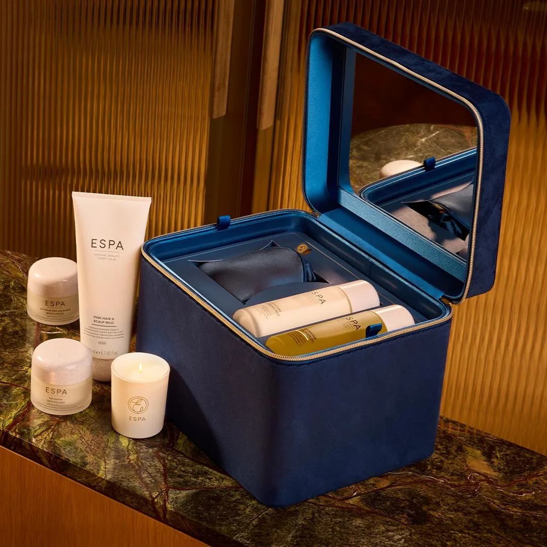 Набор для спа ESPA Experience Collection: 7 предметов на сумму $418 - очищающее средство, скраб, увлажняющий крем, маска для волос, масло для тела, свеча, шелковая маска для глаз и косметичка, Pink — фото 3
