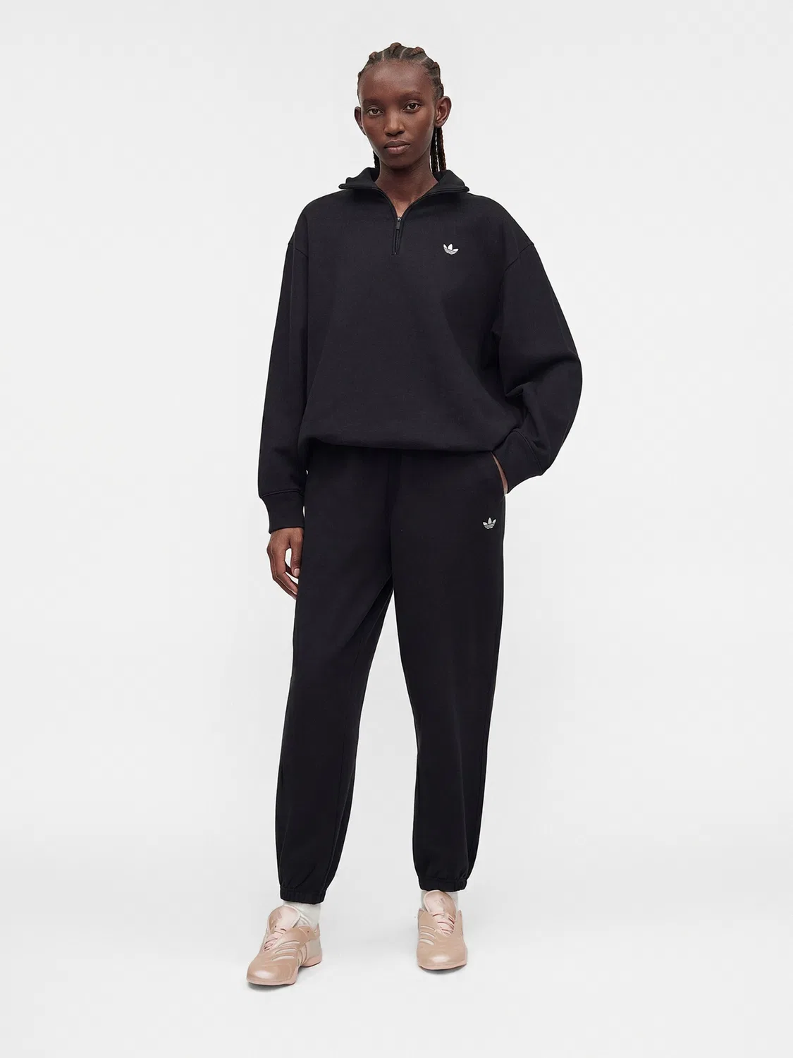 Зауженные брюки Adidas Originals Essentials черного цвета — фото 3