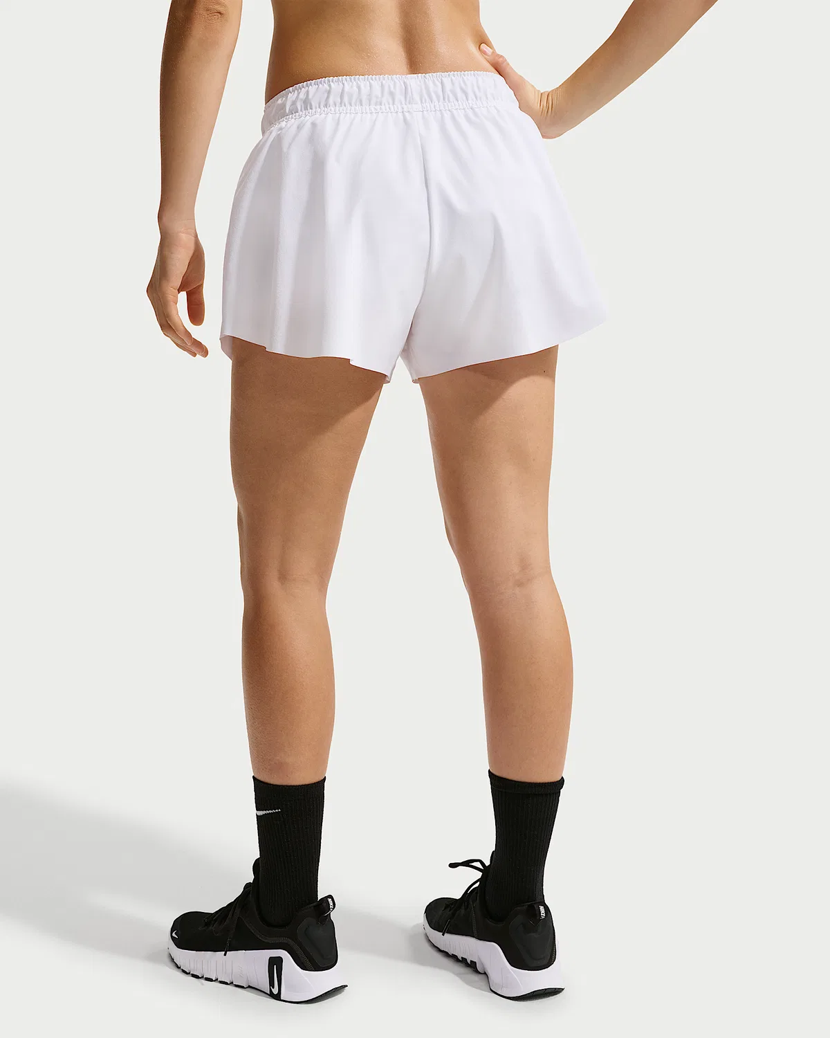 Женские шорты Nike One на средней посадке, 7,5 см, с вкладышем, White/Black — фото 3