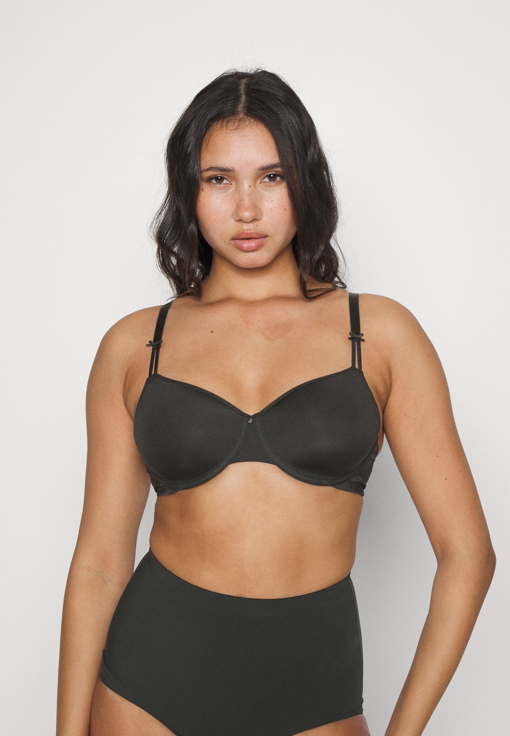 

Бюстгальтер на косточках Minimizer Bra LASCANA, черный