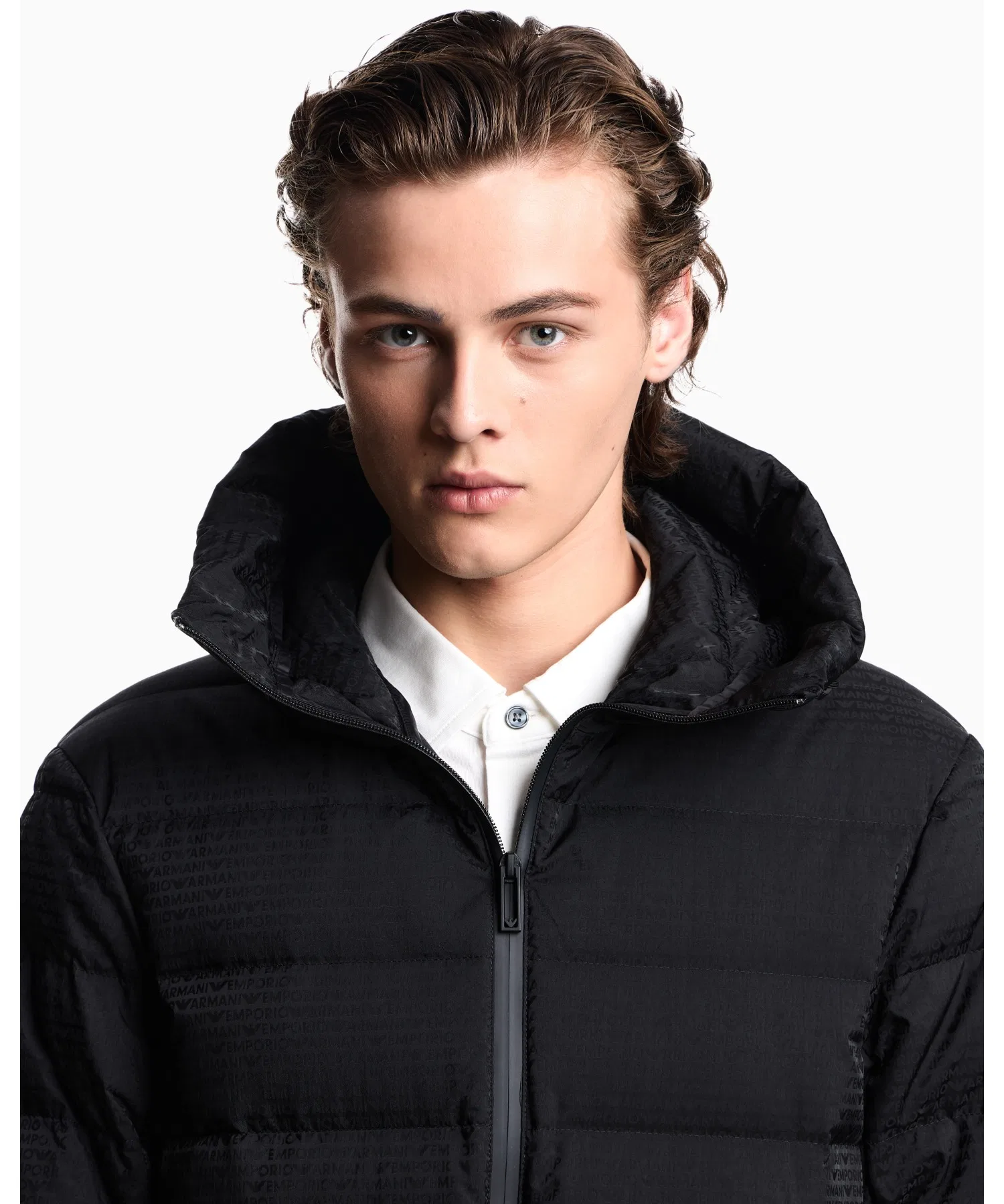 【Emporio Armani】Пуховая куртка с капюшоном, нейлоновая стеганая подкладка, жаккардовая надпись с логотипом — фото 2