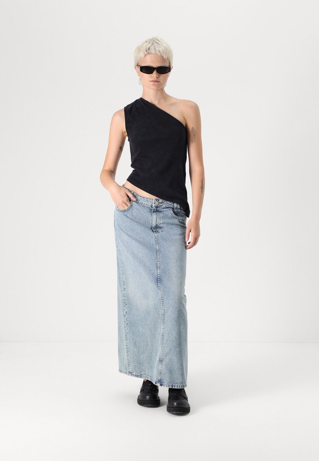 

Топ NMKIMANA ONE SHOULDER Noisy May, черный