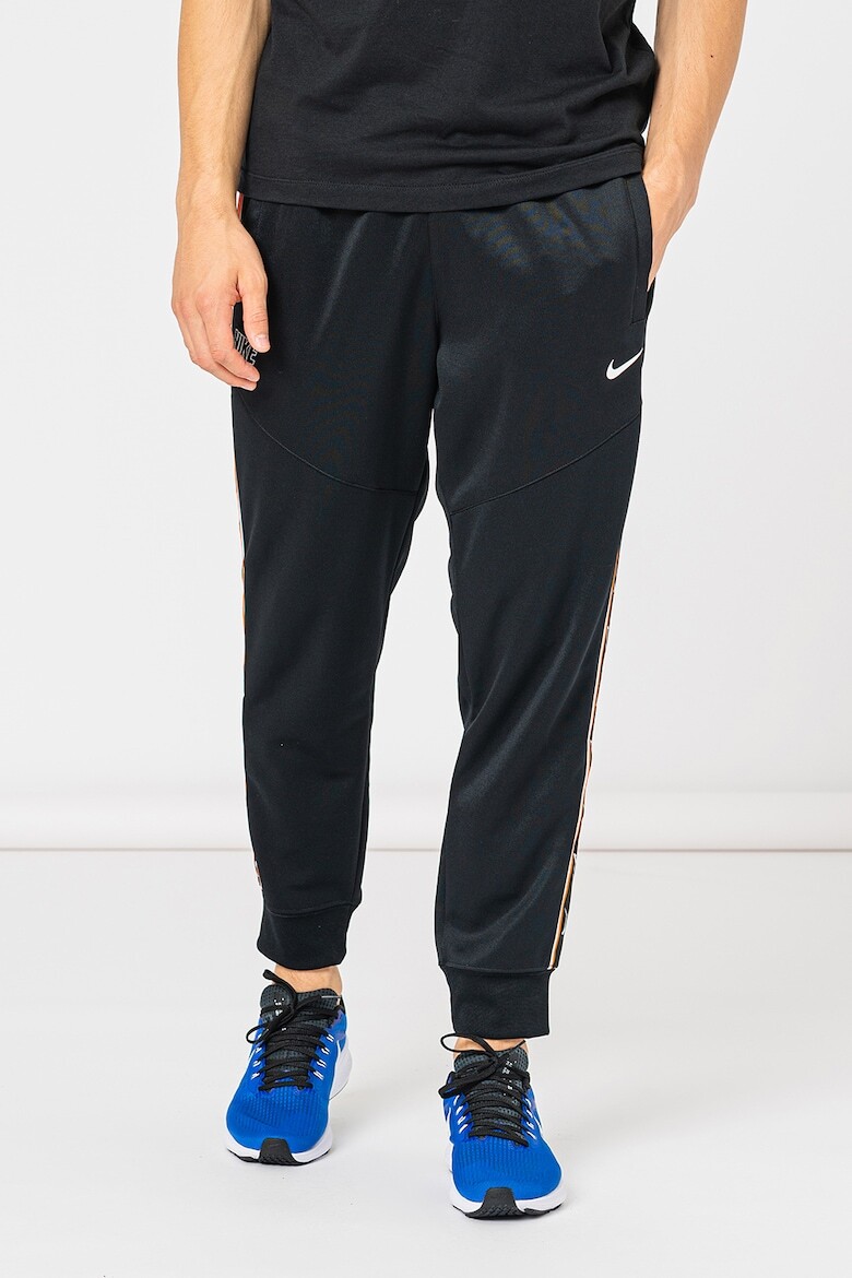 

Спортивные брюки с повтором и контрастным логотипом Nike, черный