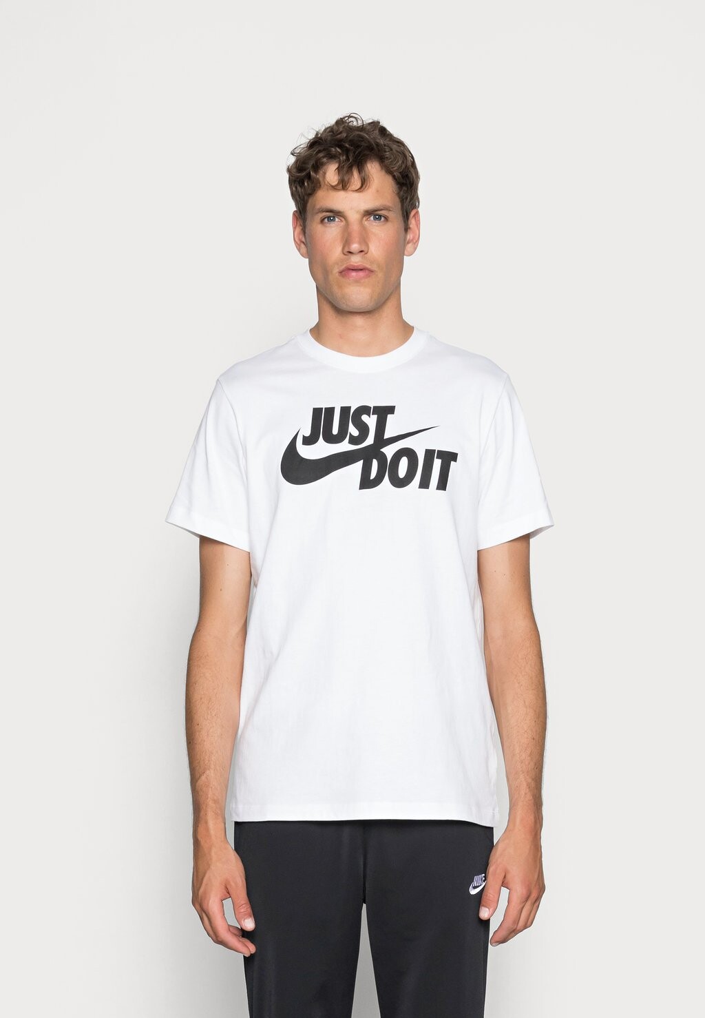 

Футболка с принтом TEE JUST DO IT Nike, белый/черный