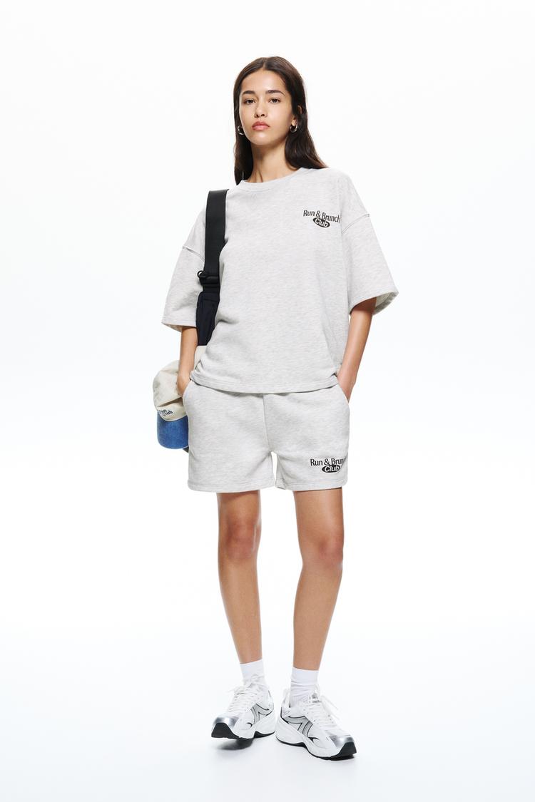 

Спортивные шорты «Run & brunch club» Pull And Bear, серый