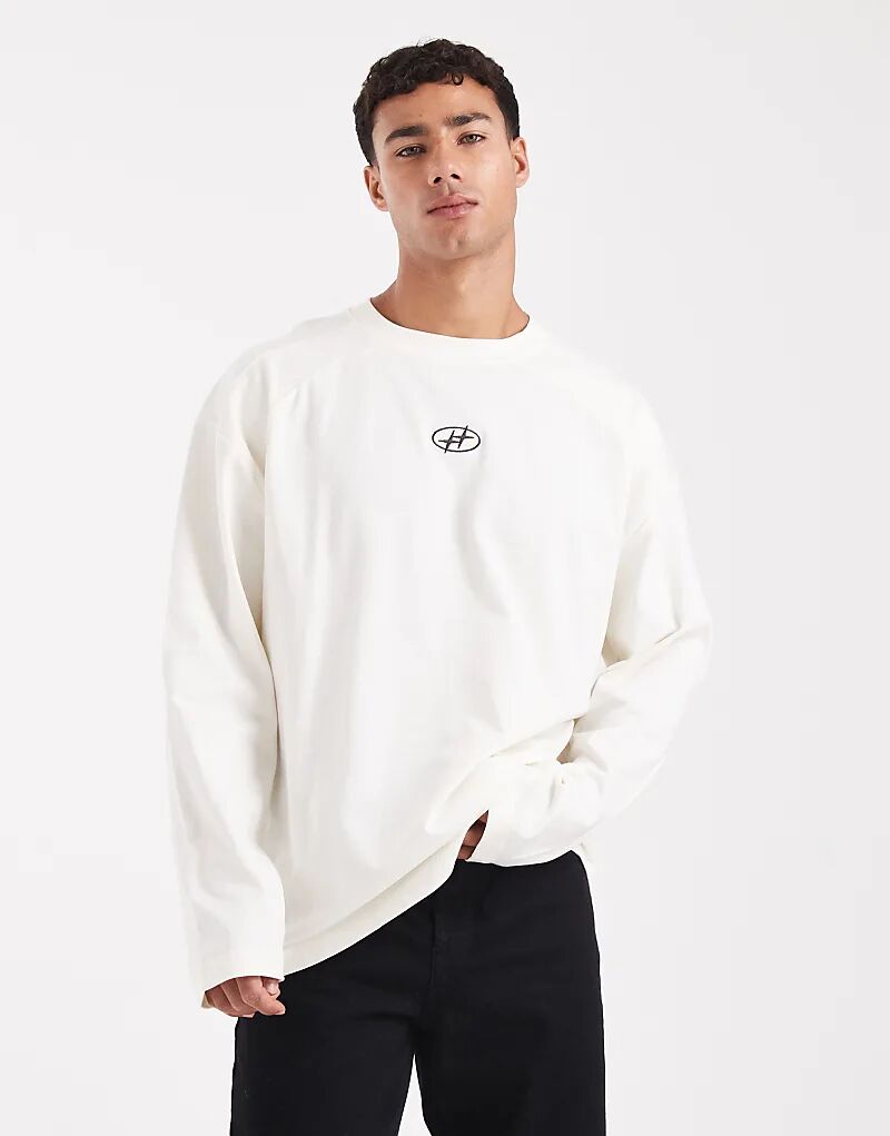 

Футболка свободного кроя ASOS DESIGN с длинными рукавами, напечатанной нагрудной нашивкой и выкройками кремового цвета