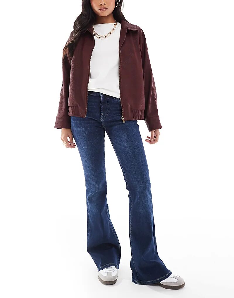 

Джинсы Petite с высокой талией и расклешенным низом темного цвета Bershka