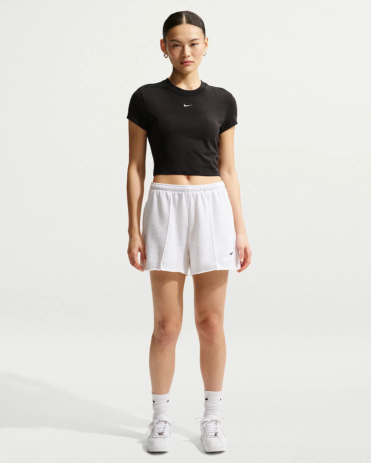 Женская укороченная футболка Nike Sportswear Chill Knit, Black/White — фото 4