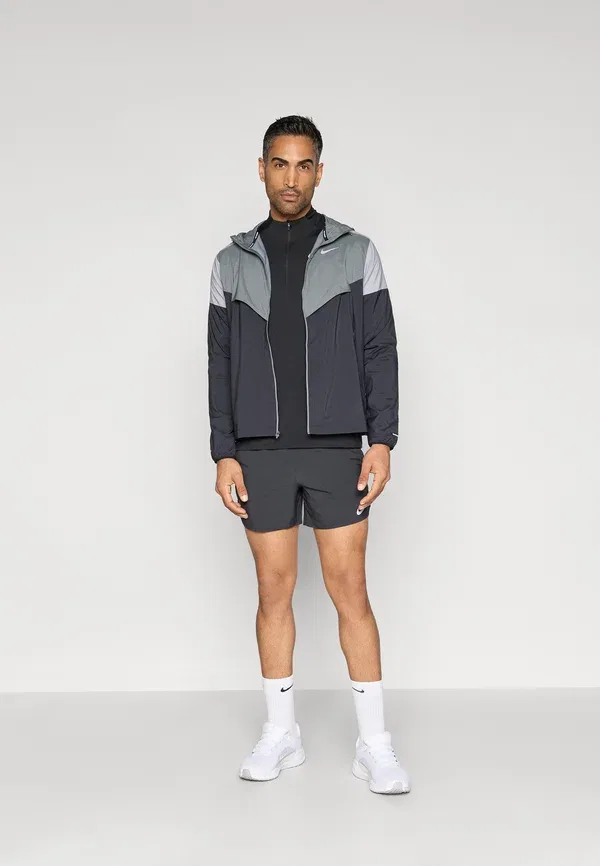 Ветровка Nike Performance, smoke grey/wolf grey/black, серо-дымчатый/серый волк/черный — фото 2