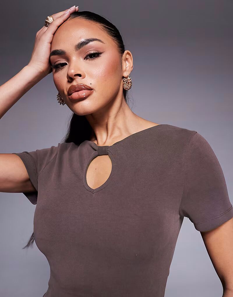 

Футболка ASOS DESIGN Co-ord Cupro с вырезом-замочной скважиной шоколадного цвета