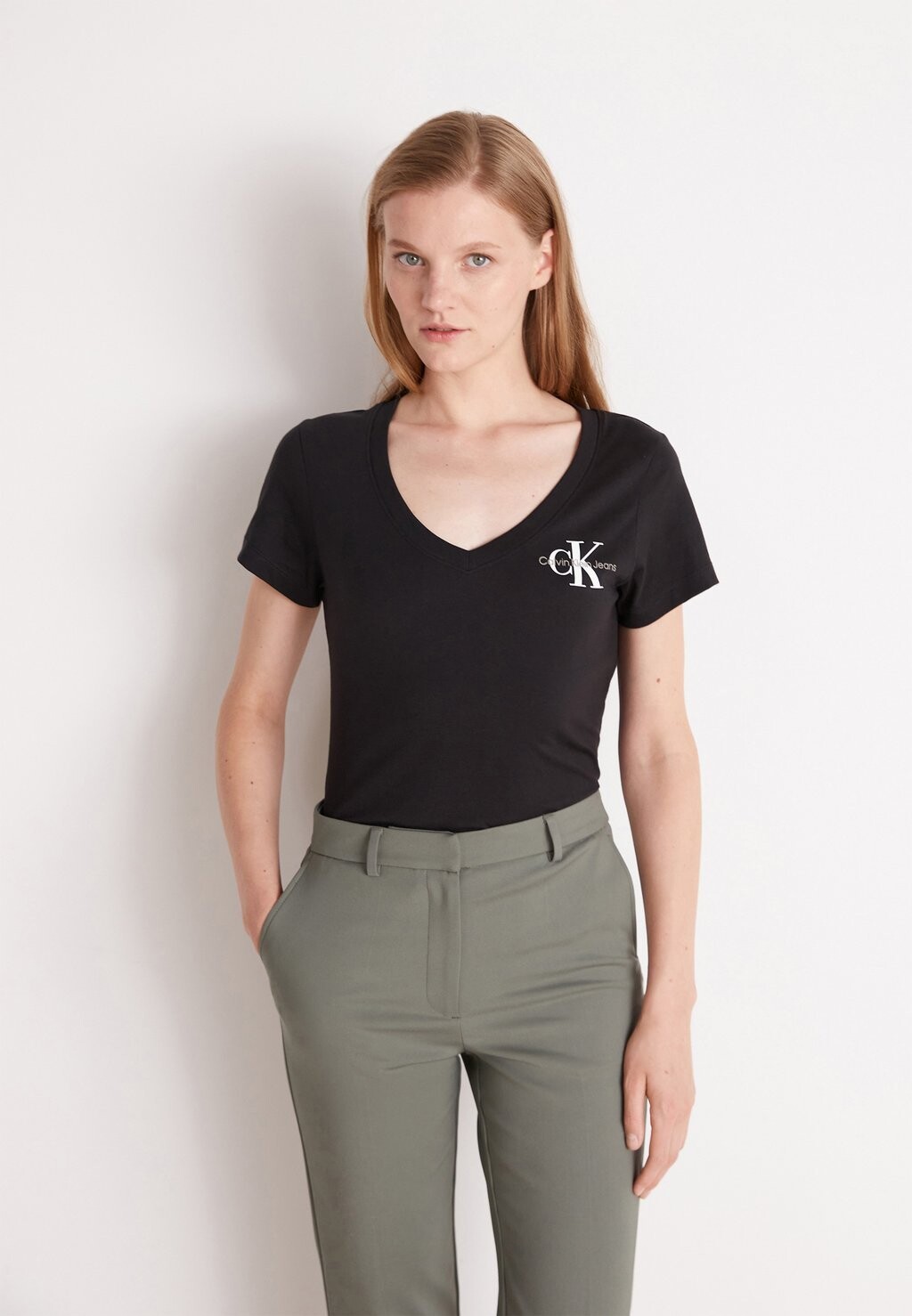 

Базовая футболка ФУТБОЛКА CLASSIC SLIM VNECK TEE Calvin Klein Jeans, ck black