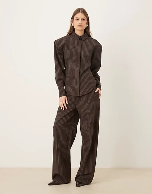 

Коричневые брюки строгого кроя в тонкую полоску Wanderdoll Blythe