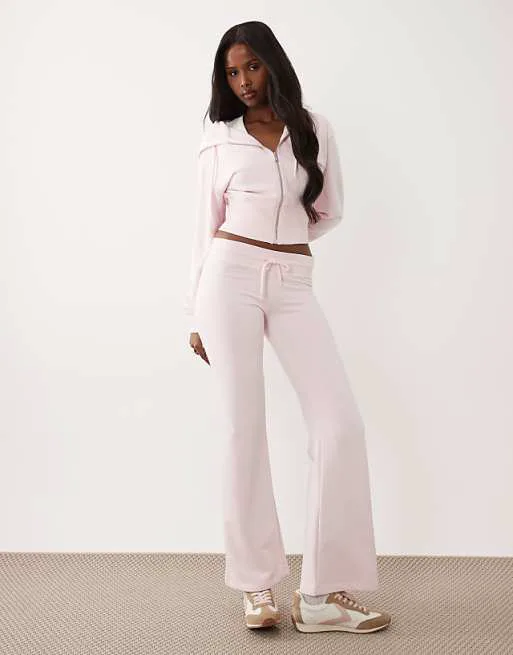 

Розовые узкие спортивные штаны с заниженной талией Gina Tricot