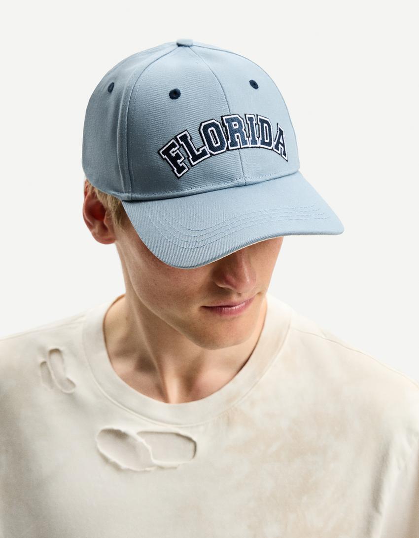 

Вышитая шапка Bershka, голубой
