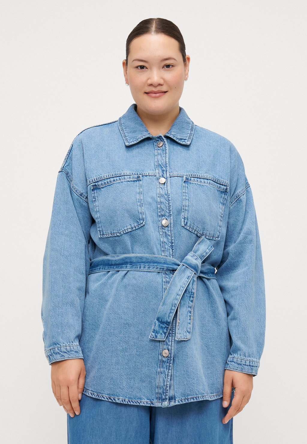 

Короткое пальто CARSOPHIA BELT ONLY Carmakoma, цвет Light Blue Denim