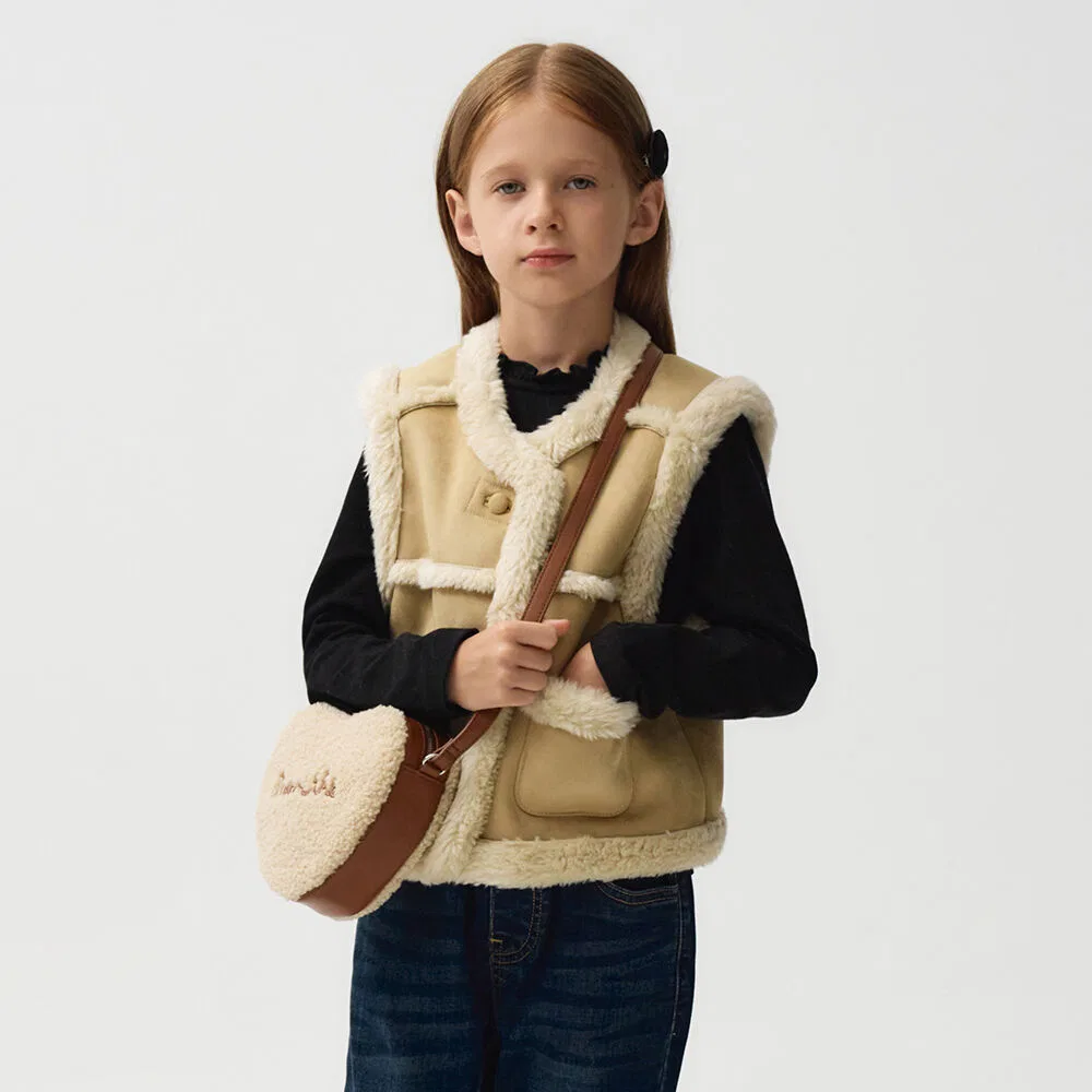 Детский укороченный жилет с овчиной бежевого цвета от Marithé Kids
