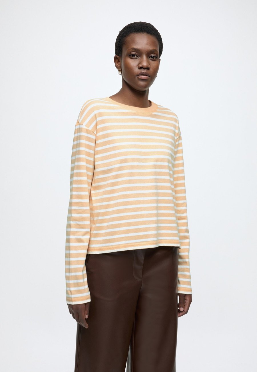 

Топ Marc O'Polo DENIM T-SHIRTS LSL, CREWNECK, YD, Light Orange_Multi_02/Apricot