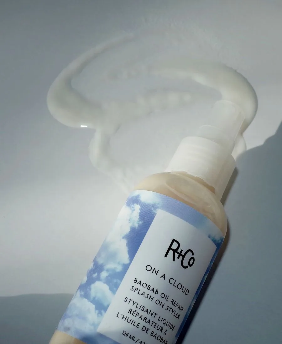 R+Co Спрей-укладчик On A Cloud Baobab Oil Repair Splash On Styler Spray, 4.2 унции — фото 2