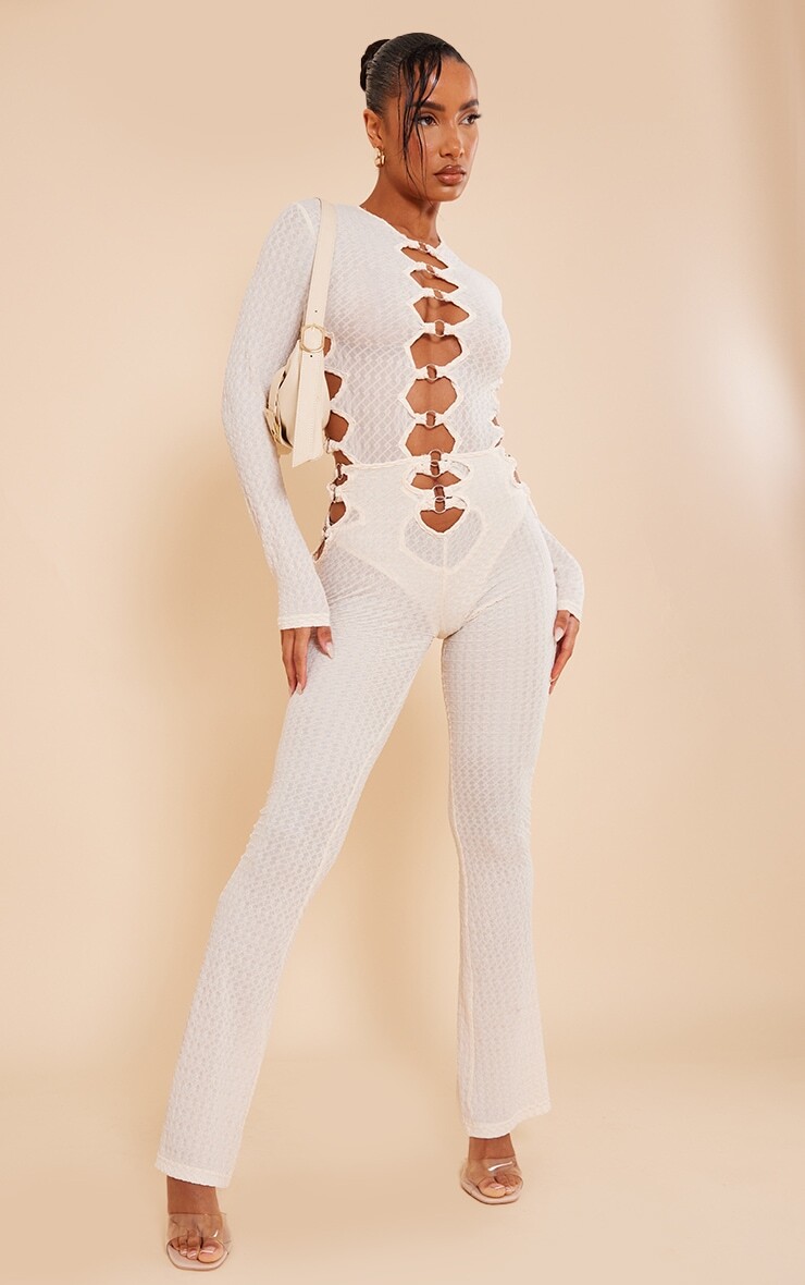

PrettyLittleThing Кремовые фактурные брюки-клеш с кольцами спереди, Бежевый, PrettyLittleThing Кремовые фактурные брюки-клеш с кольцами спереди